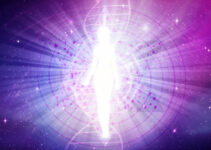 immagine di persona illuminata energia spirituale su fondo viola